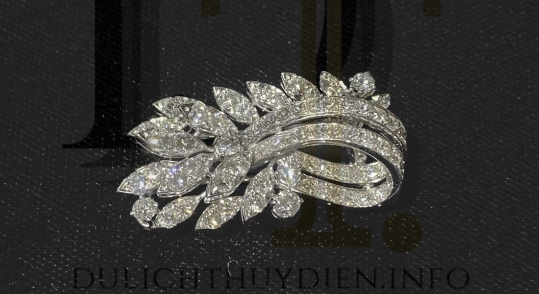 Platinum brooch with diamonds