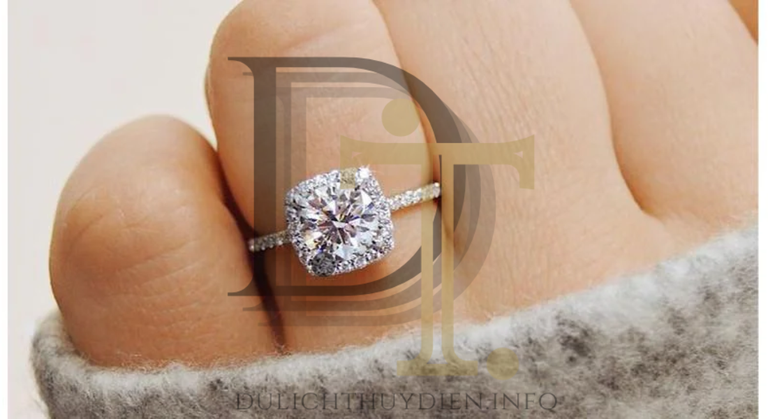 Luxury platinum engagement ring